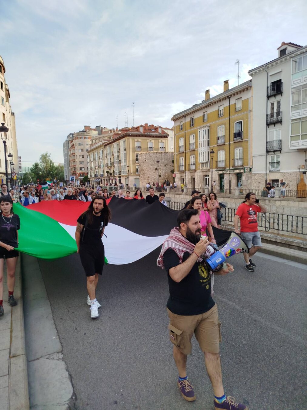 Muchedumbre con bandera palestina