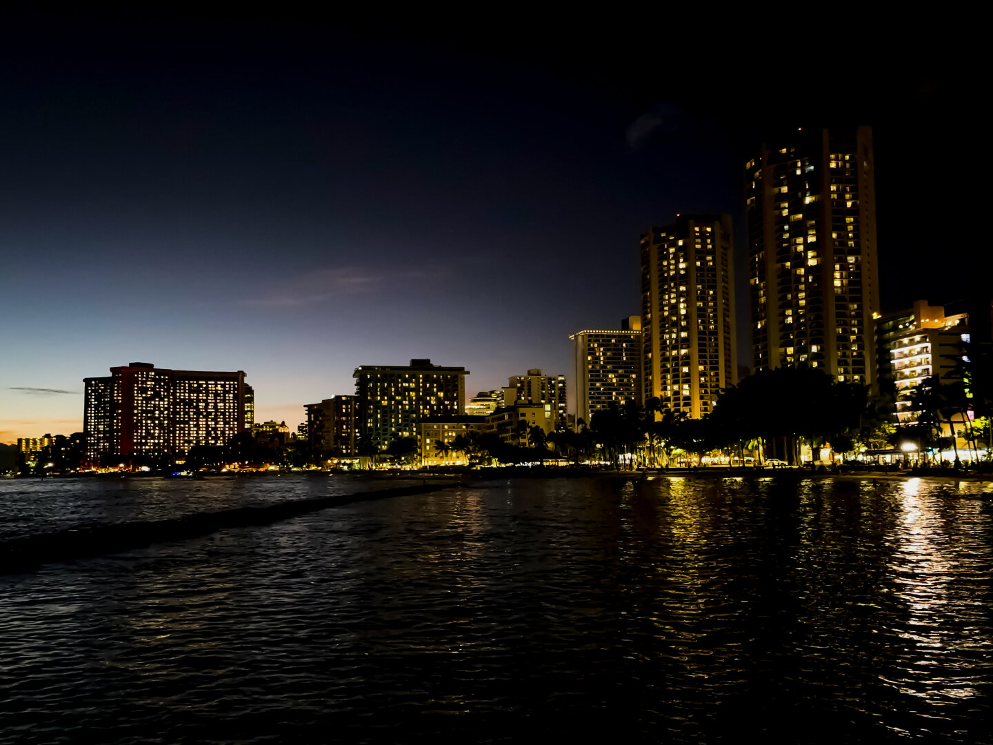 Honolulu bei Nacht, fotografiert 2024 - ich hab so Fernweh #hawaii #honolulu #nachtaufnahmen #fernweh