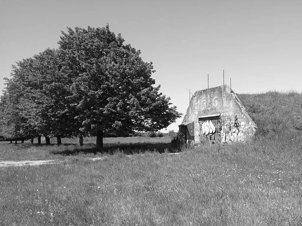 Munitionsbunker im Landschaftspark Hachinger Tal, ein altes, öffentlich zugängliches Militärgelände mit vielen Freizeitmöglichkeiten. #blackandwhite #photography 
https://www.openstreetmap.org/?mlat=48.067910&amp;mlon=11.646897#map=17/48.067910/11.646897