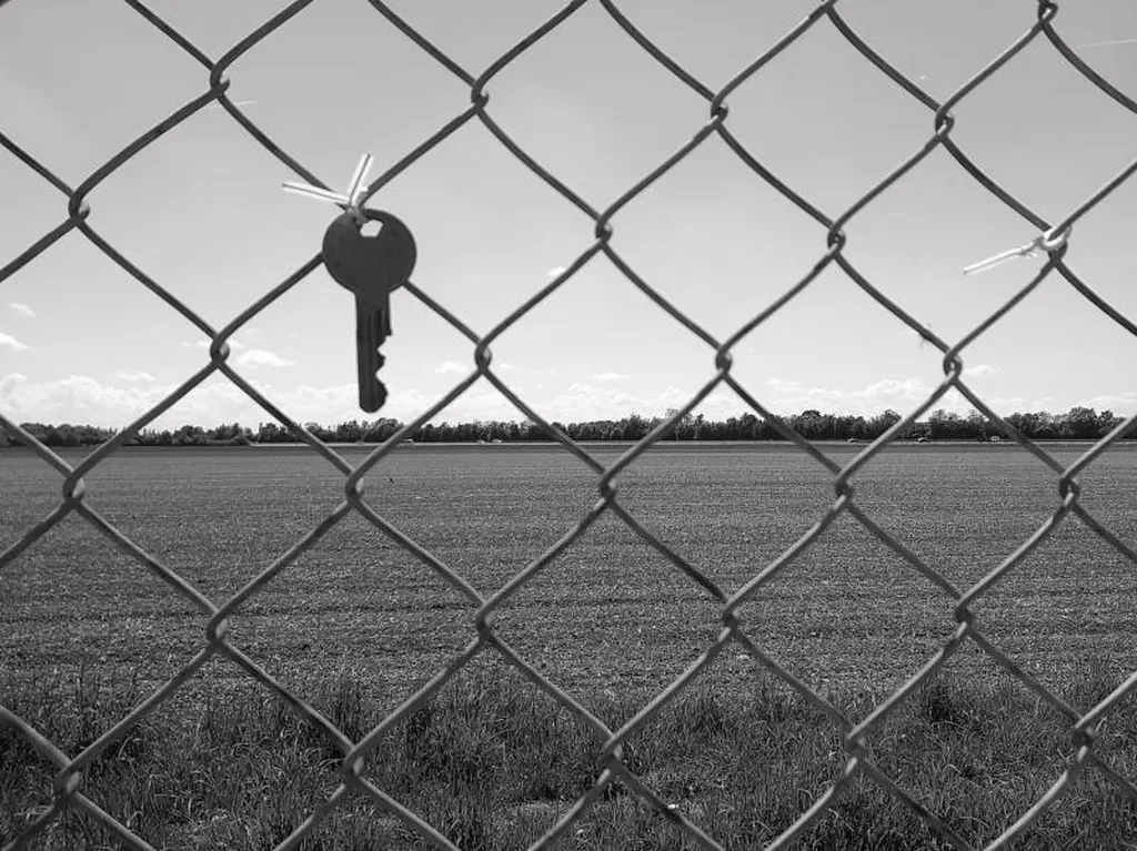 The Key to freedom - der Schlüssel zur Freiheit. Bei einem Spaziergang ist mir dieser Schlüssel an einem Maschendrahtzaun aufgefallen, jemand hatte wohl einen Schlüssel gefunden und diesen an den Zaun gehängt. 
#blackandwhite #photography